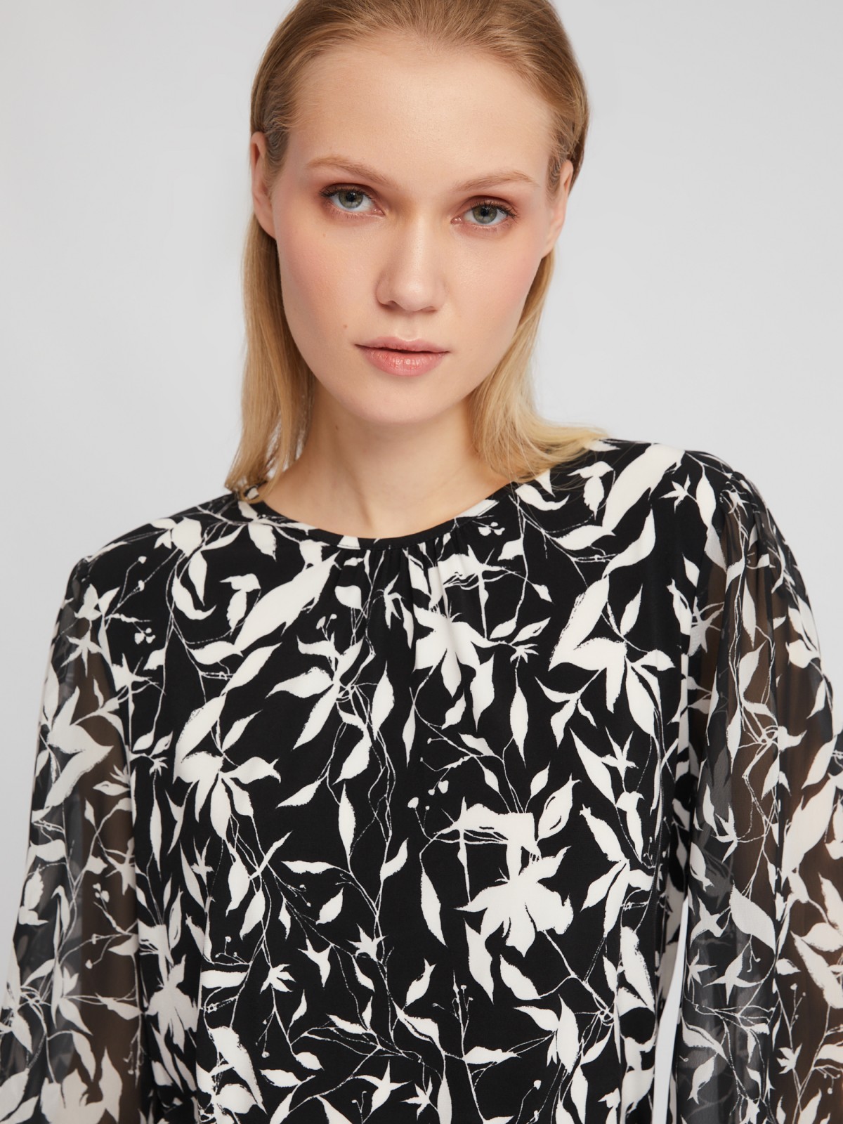 Трикотажная блузка с цветочным принтом и акцентом на рукавах