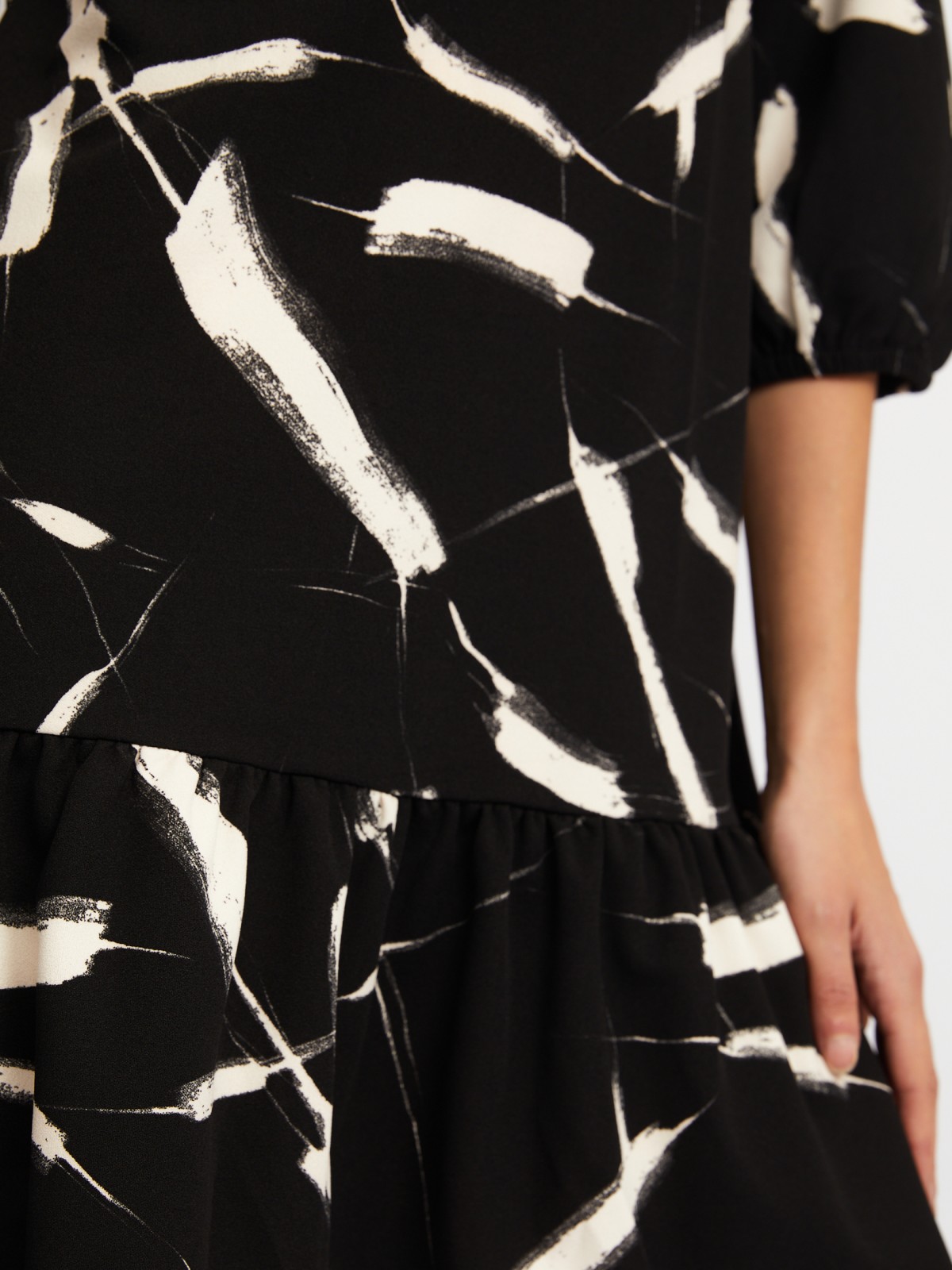 Платье длины мини с воланом и абстрактным принтом