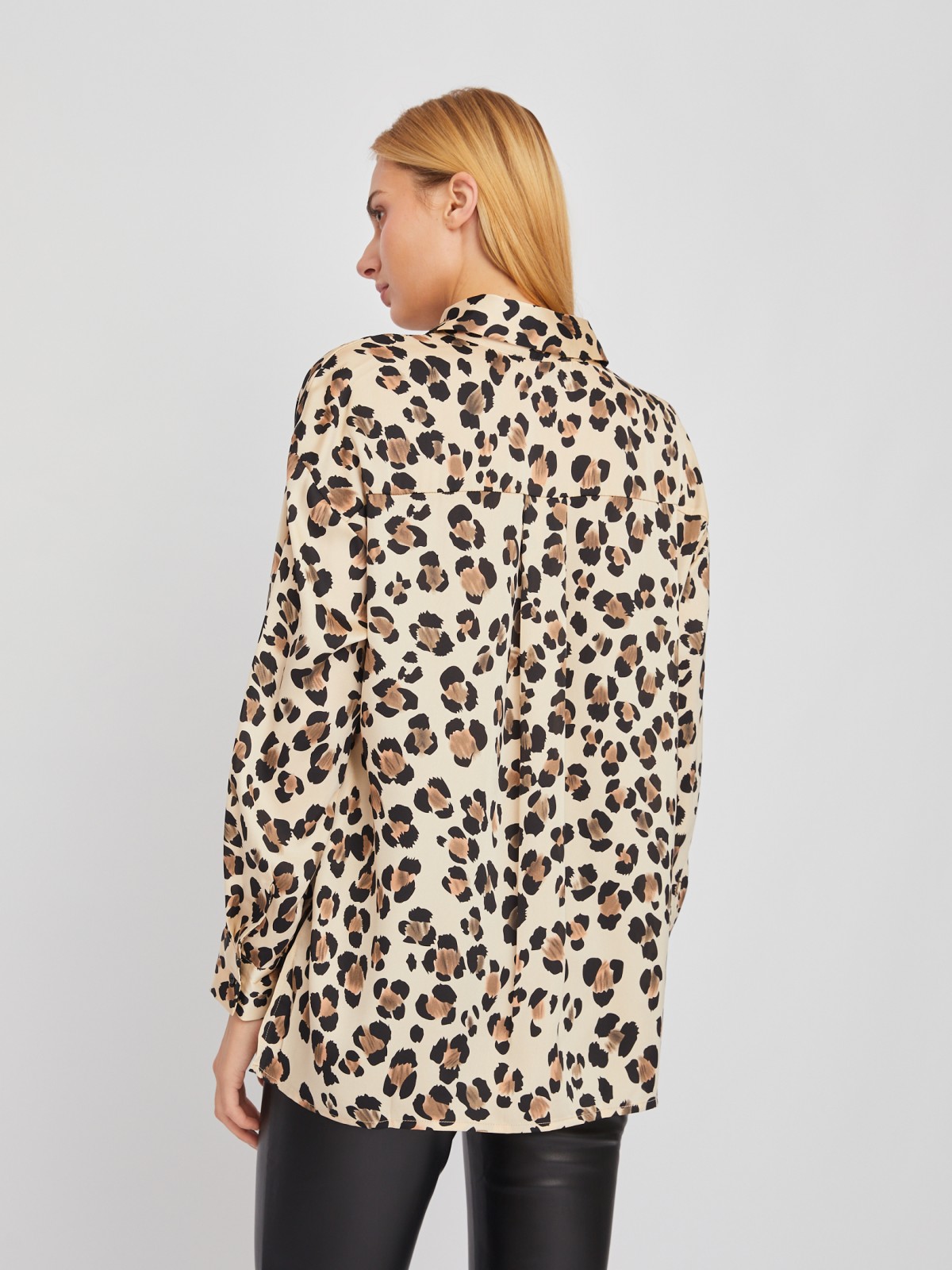 Рубашка оверсайз силуэта из атласной ткани с леопардовым принтом